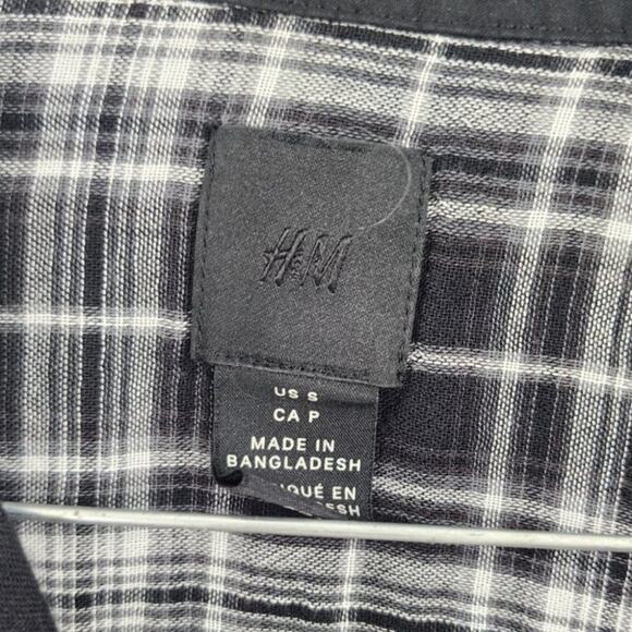 H&M Black and White Plaid Button Down Shirt Womens Size Small S - Picture 2 of 3